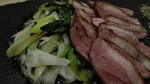 鴨肉のロースト ～いろんな葱と一緒に～ 魚バカ一代 神楽坂店 葱と鴨肉のアップ画像